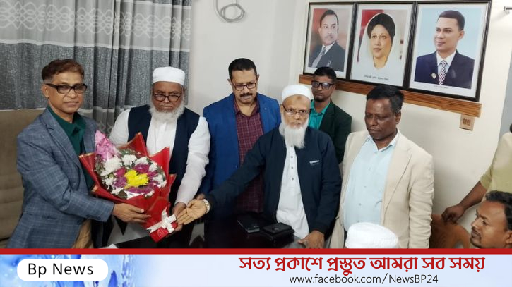নারায়ণগঞ্জ-৪ আসনে বিএনপির জোট প্রার্থীর সঙ্গে অধ্যাপক মামুনের সৌজন্য সাক্ষাৎ