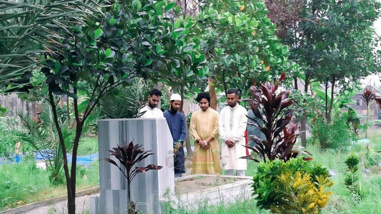 শহীদ মাবরুর হোসেন রাব্বির কবর জিয়ারত করলেন জাতীয় যুবশক্তি (এনসিপি) নেতৃবৃন্দ