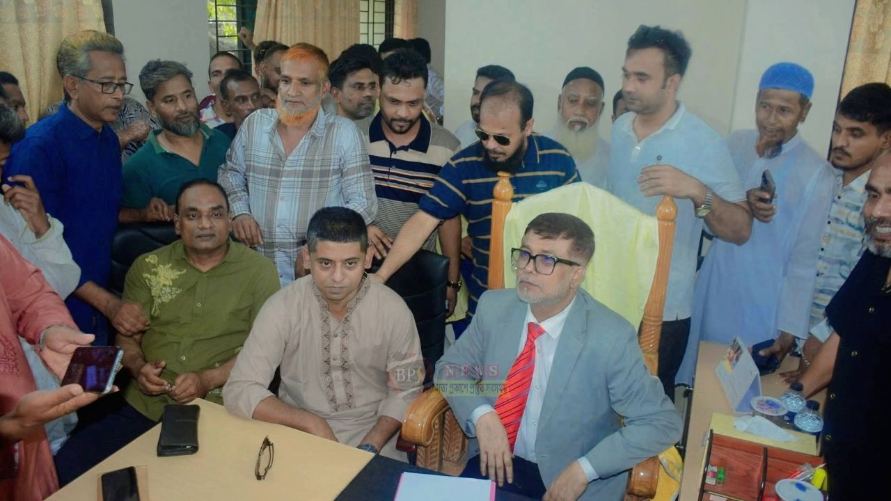 তারেক রহমান বলেছেন নারায়ণগঞ্জকে চকচকে ঝকঝকে নারায়ণগঞ্জে পরিনত করতে হবে -  প্রশাসক সাখাওয়াত