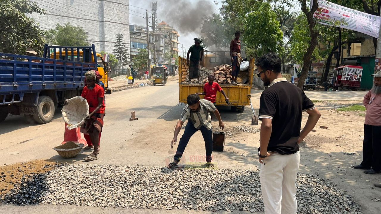আলীগঞ্জ উচ্চ বিদ্যালয়ের সামনে স্পিড ব্রেকার স্থাপন, কমবে দুর্ঘটনা