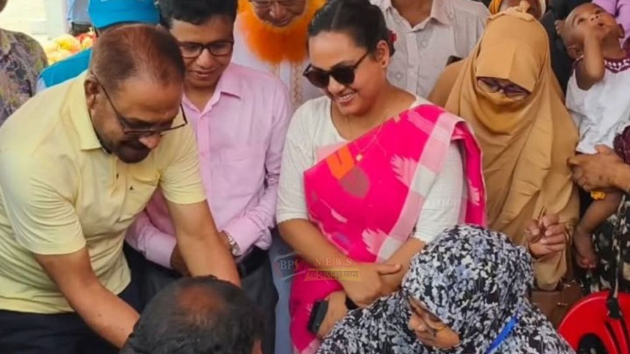 নারায়ণগঞ্জে হামের টিকা নিতে স্বাস্থ্যকেন্দ্রে অভিভাবকদের ভিড় 