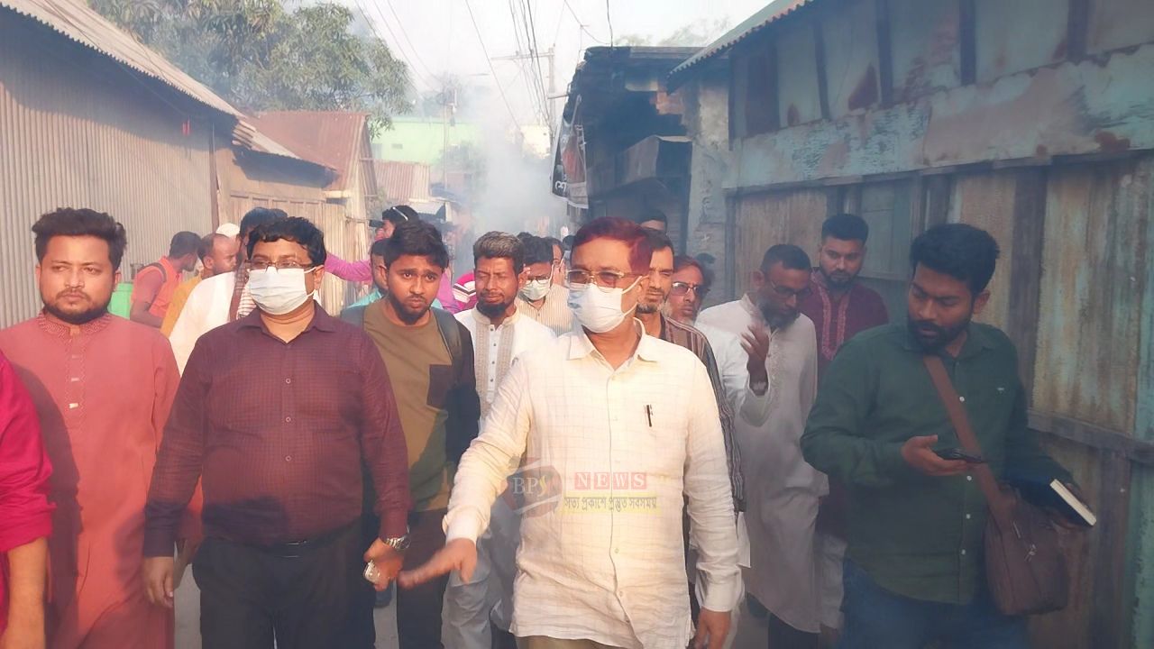 নবীগঞ্জে বাড়িতে বাড়িতে গিয়ে মশার ঔষধ ছিটালেন সাখাওয়াত