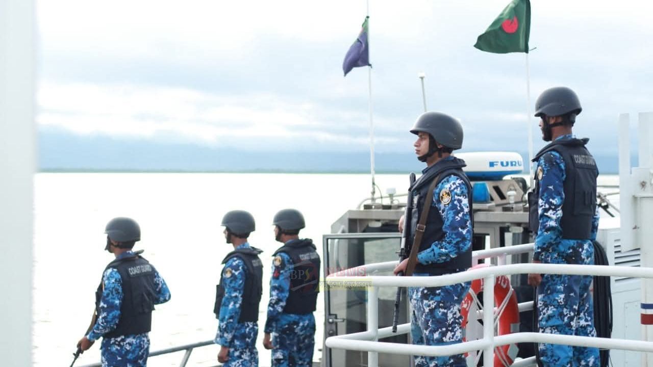 কাশীপুরে কোস্ট গার্ডের অ'ভিযান: ২২০০ লিটার অবৈধ জ্বালানি তেল জব্দ