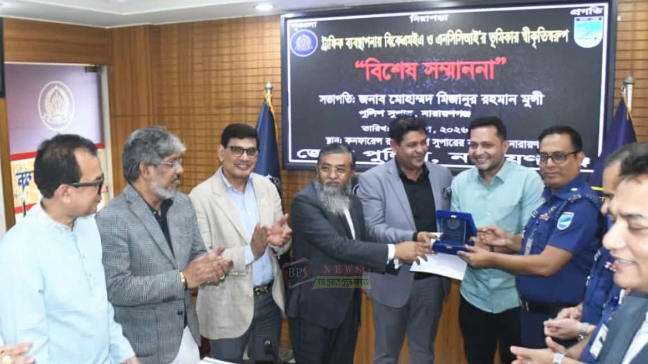 শহরের যানজট নিরসনে অবদান রাখায় তনুকে পুলিশ সুপারের সম্মাননা প্রদান 