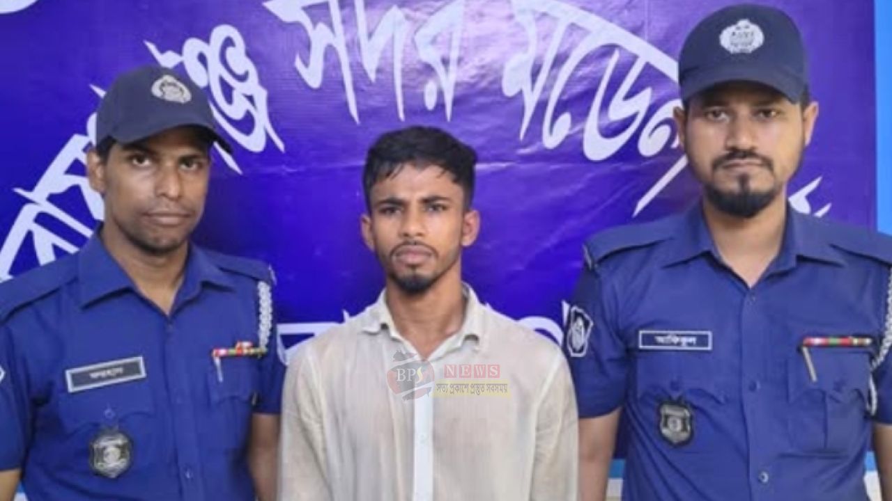 নগর ভবনের সামনে পুলিশের অ'স্ত্র ছি'নতাই ঘটনায় আরও একজন আ'টক