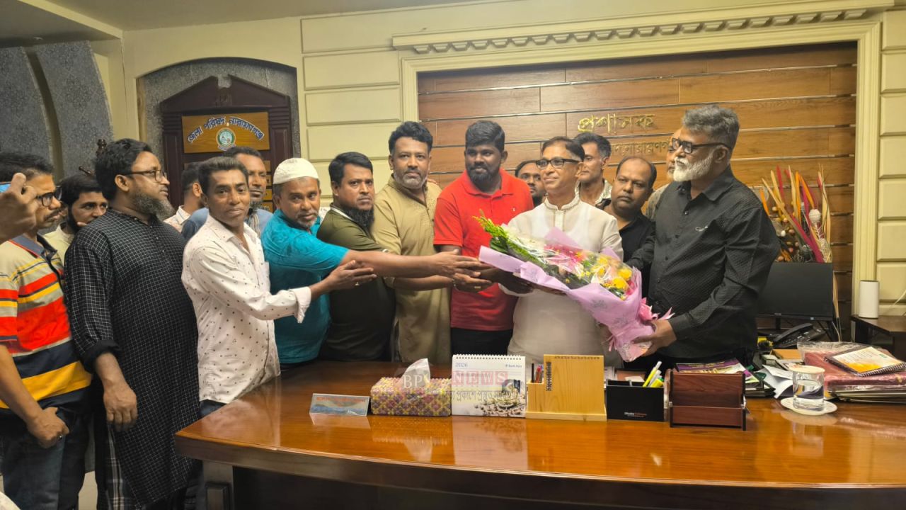 জেলা পরিষদ প্রশাসক মামুন মাহমুদের সাথে খোরশেদের সৌজন্যে সাক্ষাৎ 