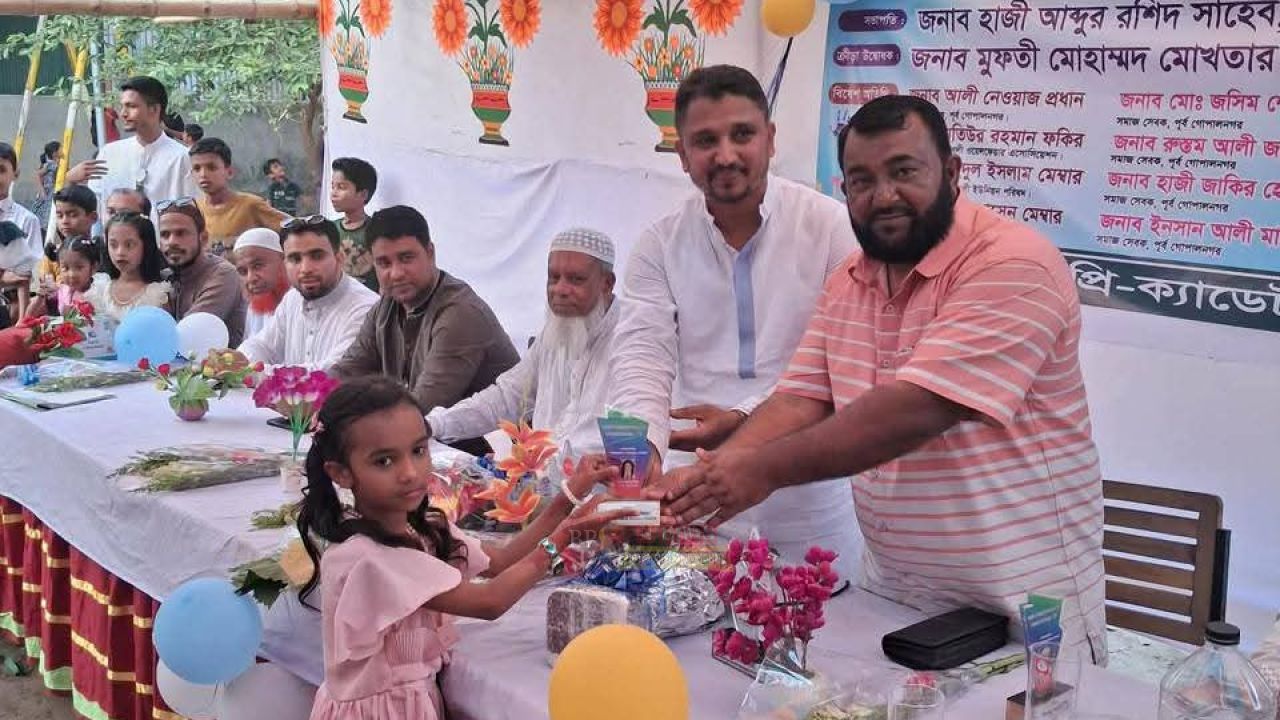 একই মঞ্চে দুই চেয়ারম্যান প্রার্থী আল আমিন ইকবাল ও আব্দুর রশিদ