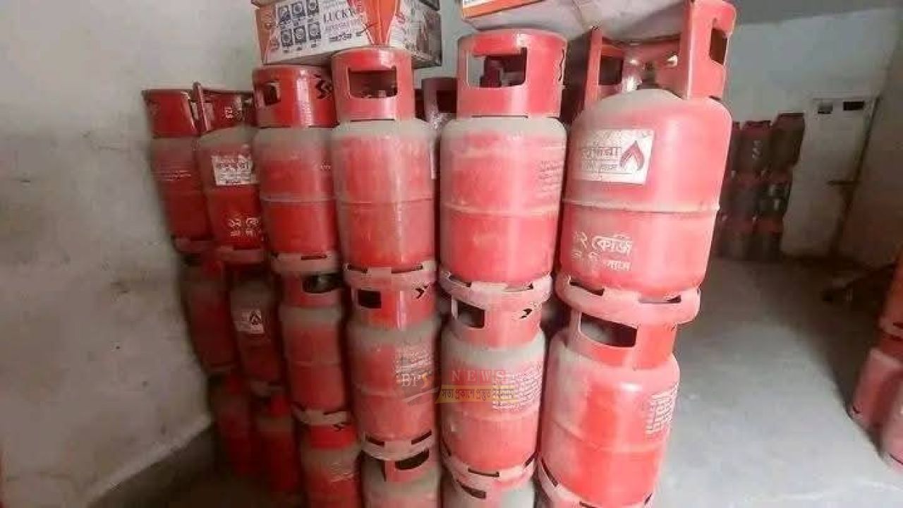 আবার বাড়লো গ্যাসের দাম: ১২ কেজি সিলিন্ডার এখন ১,৯৪০ টাকা