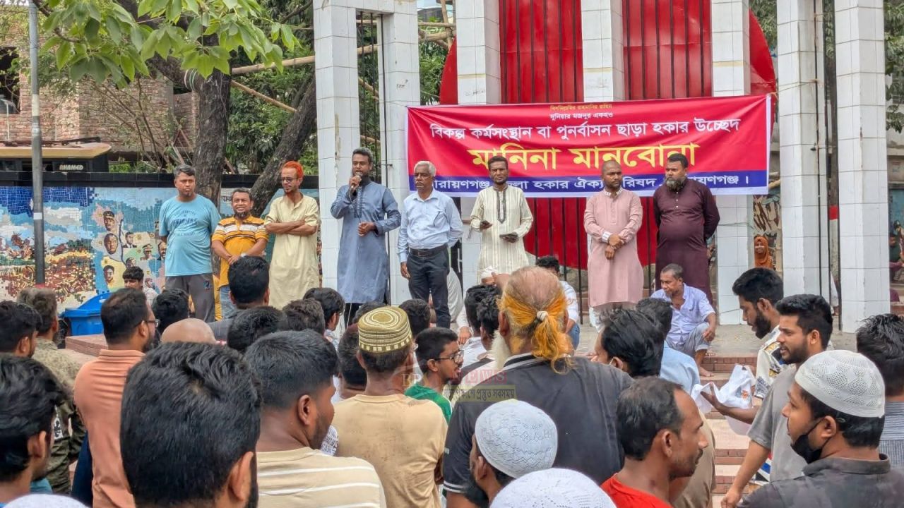 সপ্তাহ না পেরোতেই পুনর্বাসনের দাবিতে রাস্তায় হকাররা