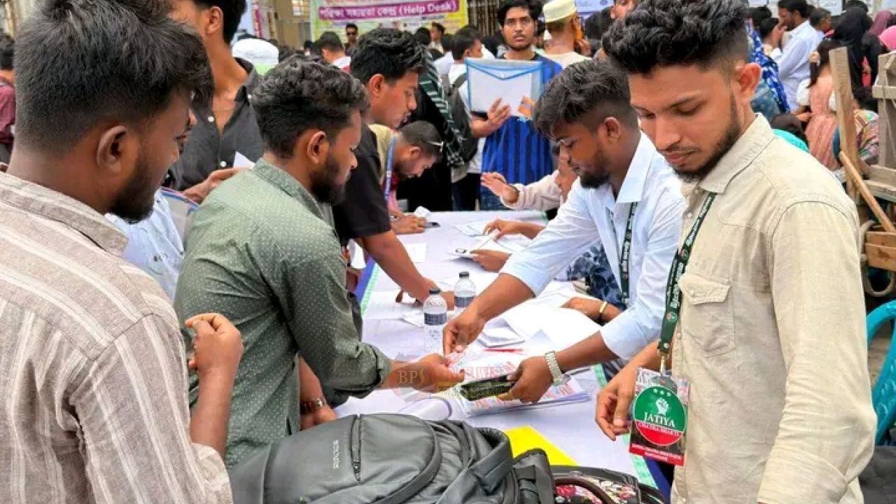 তোলারাম-মহিলা কলেজে ভর্তিচ্ছুদের সহায়তায় জাতীয় ছাত্রশক্তি