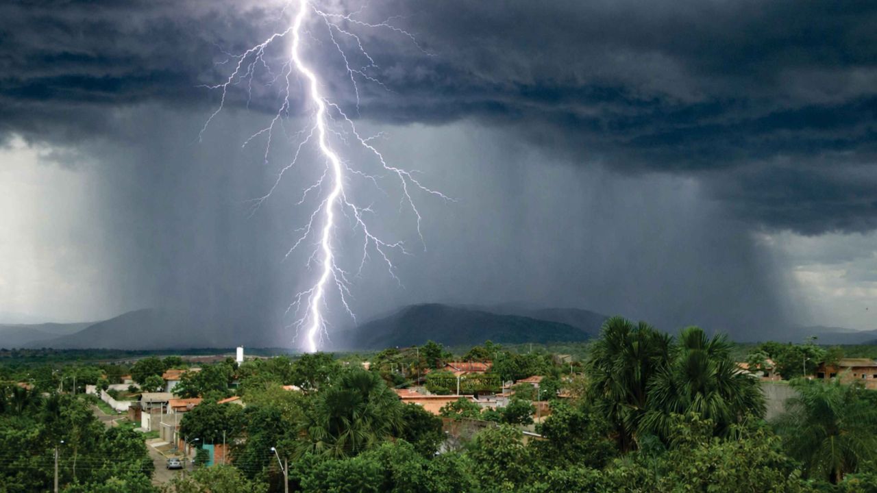 বজ্রপাতের সময় বাঁচতে যা করবেন, জেনে নিন জরুরি করণীয়