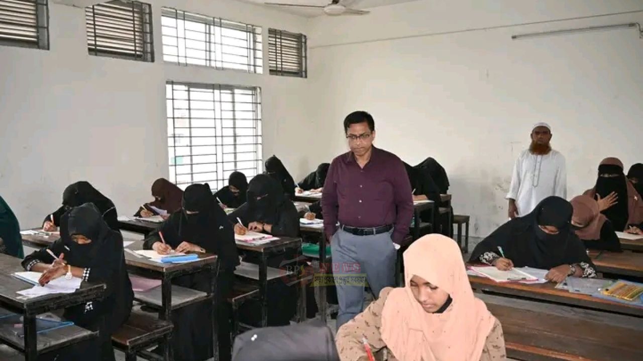 বন্দরে এসএসসি পরীক্ষা কেন্দ্র পরিদর্শনে জেলা প্রশাসক রায়হান কবির