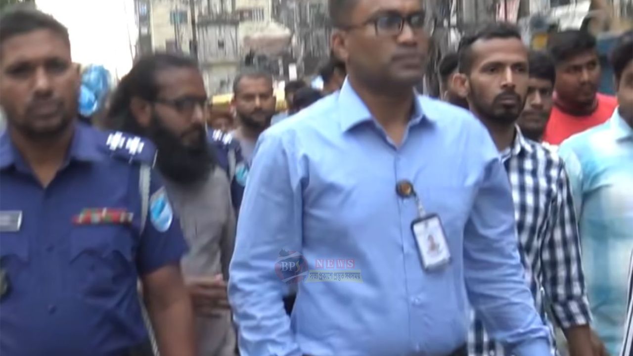 হকার বিক্ষোভ শেষে নারায়ণগঞ্জে যৌথ উচ্ছেদ অভিযান, সরানো হলো অবৈধ স্থাপনা