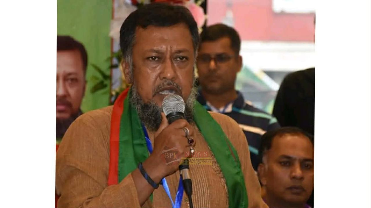 নারায়ণগঞ্জ গার্লস স্কুল অ্যান্ড কলেজের নিরাপত্তায় মা'দকসেবী আ'টক, পুলিশের হাতে তুলে দিলেন টিপু