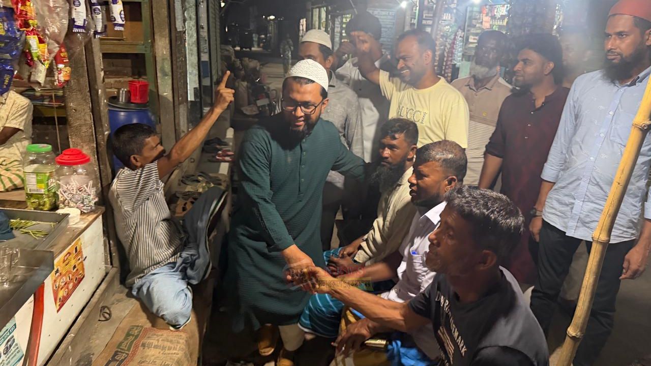 গণসংযোগে ব্যস্ত এম এ আজিজ, দিলেন যেসব প্রতিশ্রুতি 