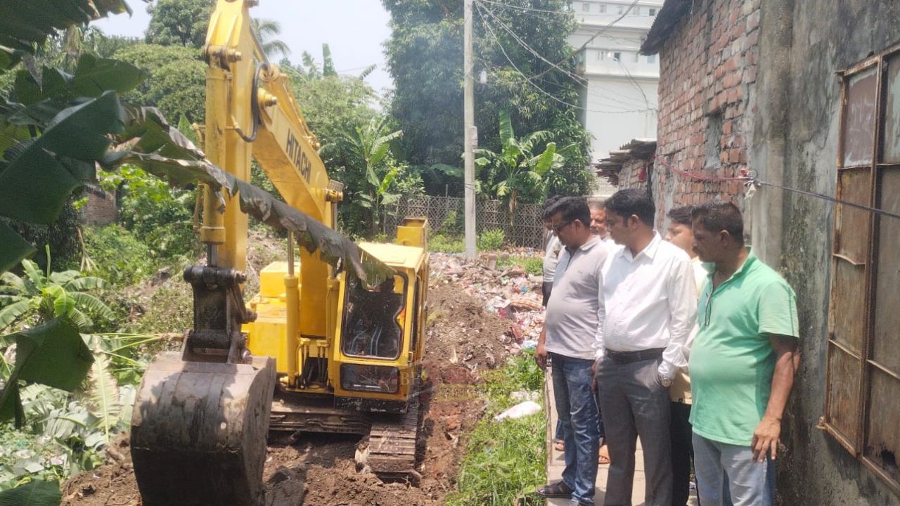 ‎বন্দরে জলাবদ্ধতা নিরসনে ৩ কিলোমিটার খাল খনন কাজ শুরু: তদারকিতে পিআইও এরশাদ হোসেন 
