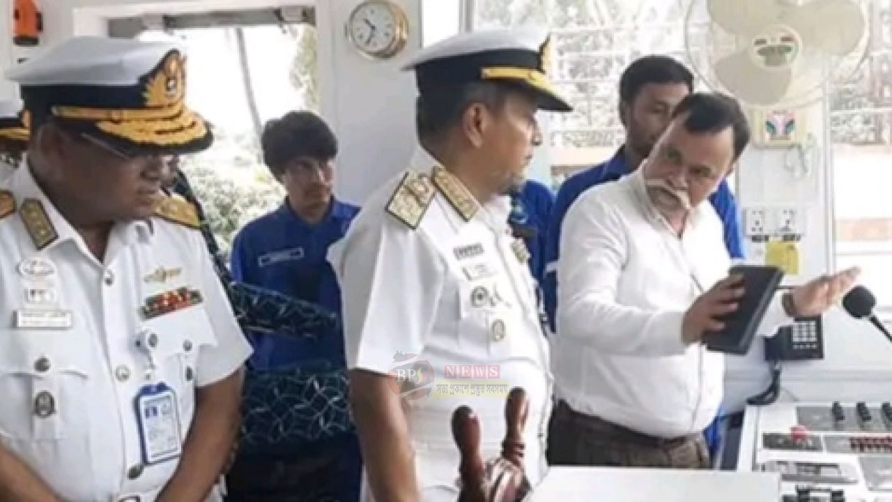 বন্দরে নৌবাহিনী প্রধান: দেশেই নির্মিত হবে আধুনিক যু'দ্ধজাহাজ