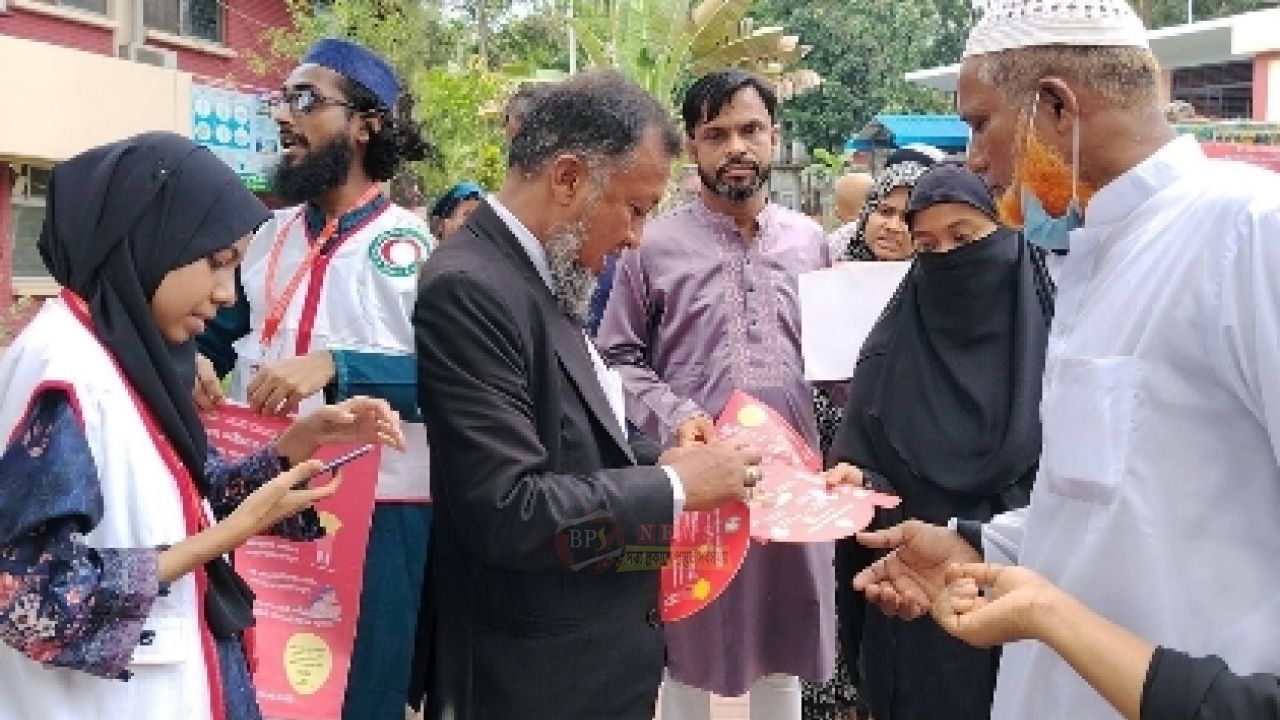 গরমে বিপর্যস্ত মানুষের পাশে পানি ও হাতপাখা বিতরণ করলো রেড ক্রিসেন্ট, প্রশংসায় টিপু