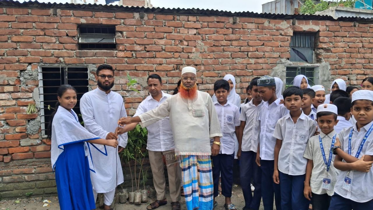 ফতুল্লায় শিক্ষার্থীদের মাঝে চারাগাছ বিতরণ ও বৃক্ষরোপণ কর্মসূচি অনুষ্ঠিত