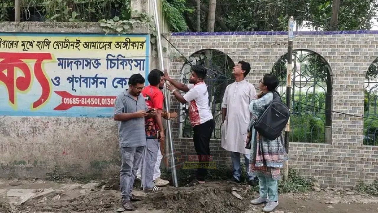 ফতুল্লায় নিরাপত্তা বাড়াতে স্ট্রিট লাইট বসালেন এনসিপি নেত্রী লুবনা রহমান