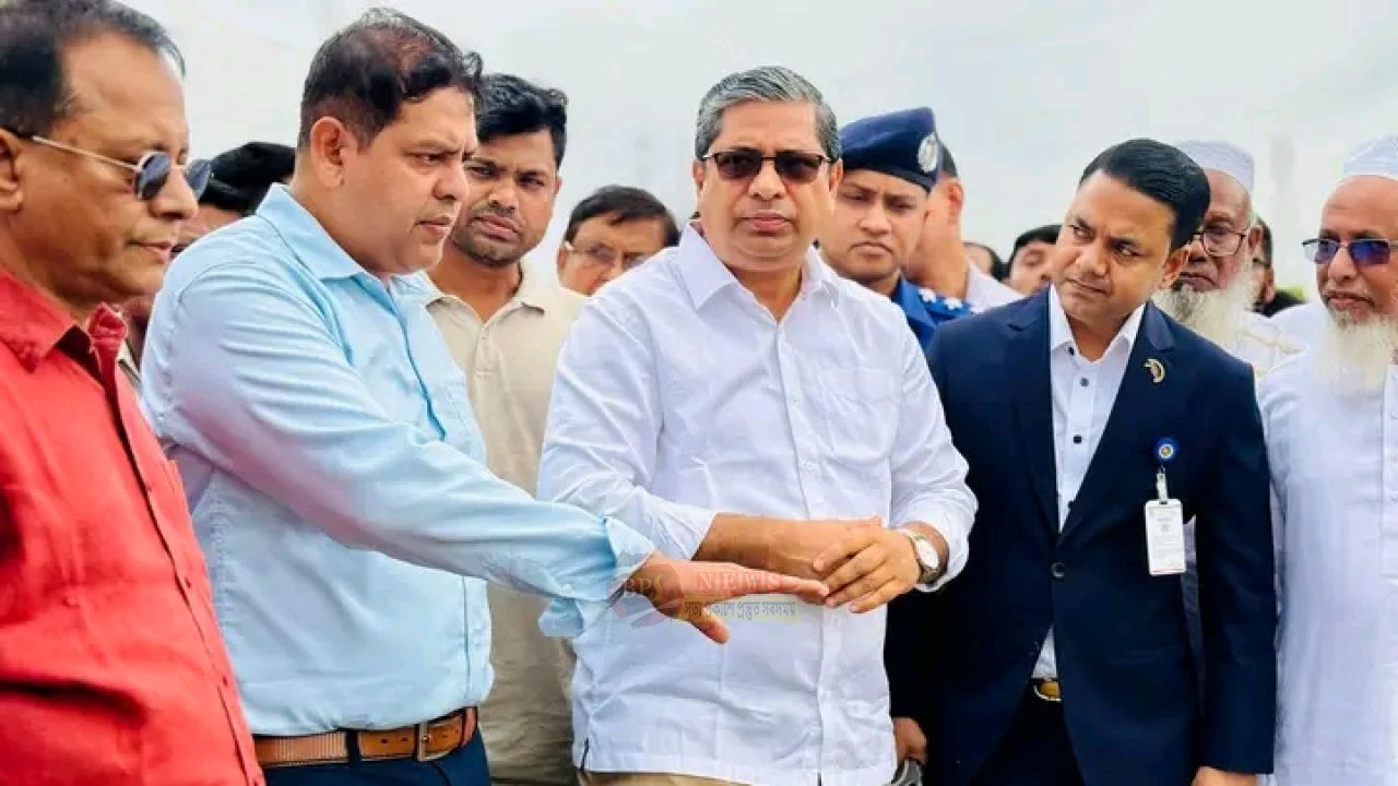 রূপগঞ্জে মহাসড়কের ময়লা অপসারণ ও বৃক্ষরোপণ কর্মসূচিতে প্রতিমন্ত্রী মীর শাহে আলম