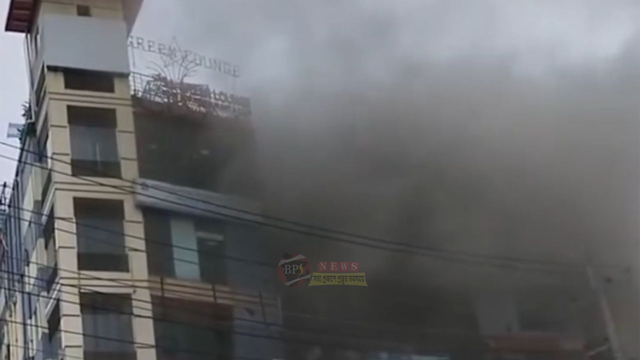 সোনারগাঁয়ে আল মদিনা শপিংমলে অ'গ্নিকাণ্ড, প্রায় ২০ লাখ টাকার ক্ষয়ক্ষতি