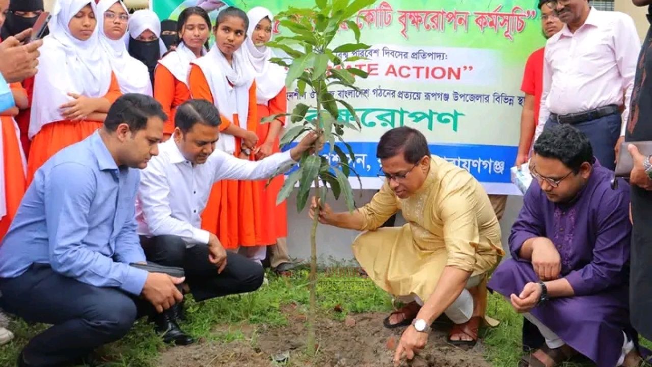 রূপগঞ্জে বৃক্ষরোপণ কর্মসূচিতে ডিসি রায়হান কবিরের অংশগ্রহণ