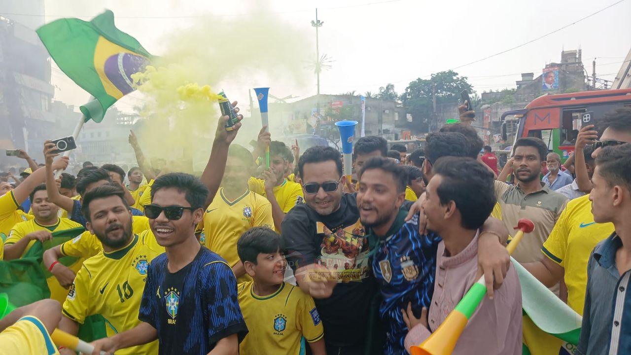 বিশ্বকাপ উন্মাদনায় নারায়ণগঞ্জে ব্রাজিল সমর্থকদের ফ্যান র‍্যালি