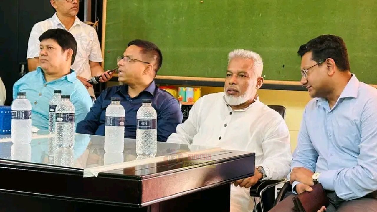 সোনারগাঁওয়ে শিক্ষার্থীদের সঙ্গে গোল্ডকাপ ফুটবল টুর্নামেন্টের ফাইনাল দেখলেন এমপি ও জেলা প্রশাসক