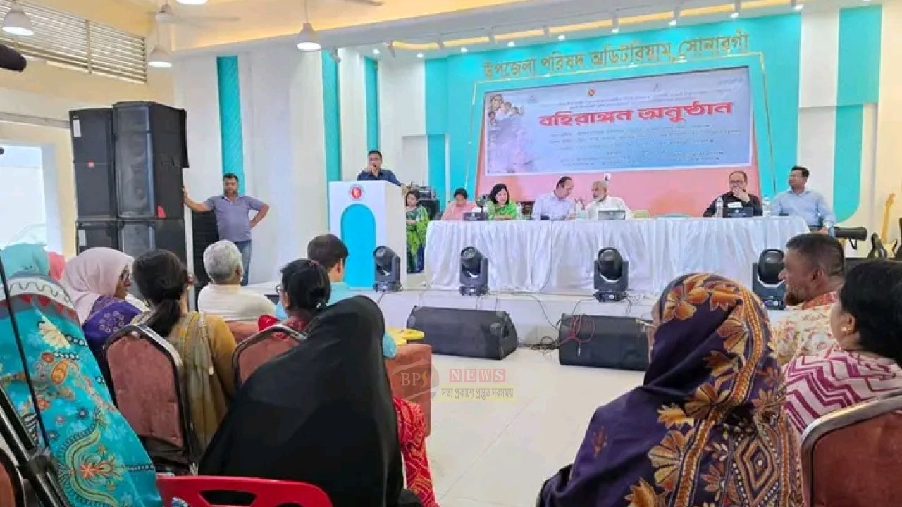 শিশুদের সঙ্গে ফুটবল উন্মাদনায় মেতে উঠলেন নারায়ণগঞ্জের ডিসি