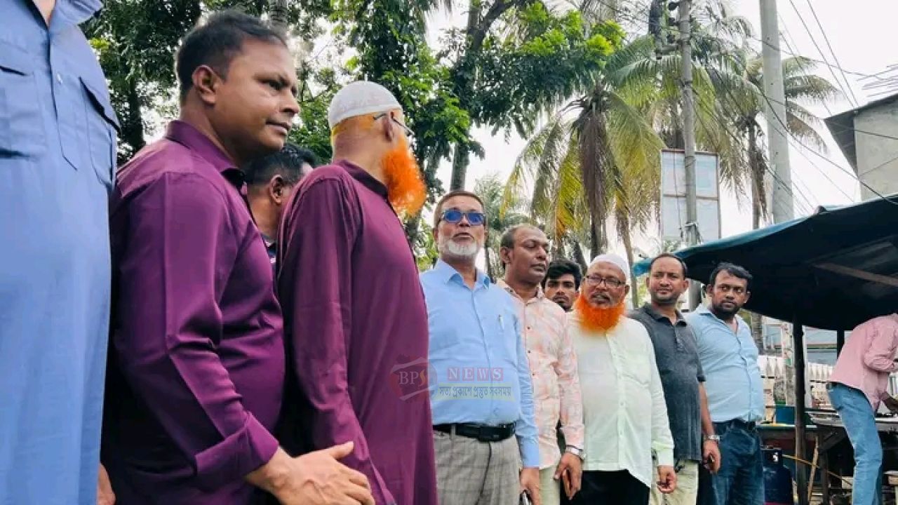 হাফিজিবাগ পুকুর পরিষ্কার কার্যক্রম পরিদর্শনে সিটি প্রশাসক