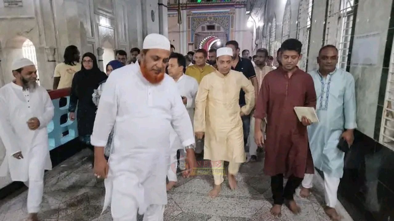 গেয়ারভি শরীফ ও শাহাদায়ে কারবালা উপলক্ষে কদম রসূল দরগাহে ডিসি রায়হান কবির ও আবুল কাউছার আশা