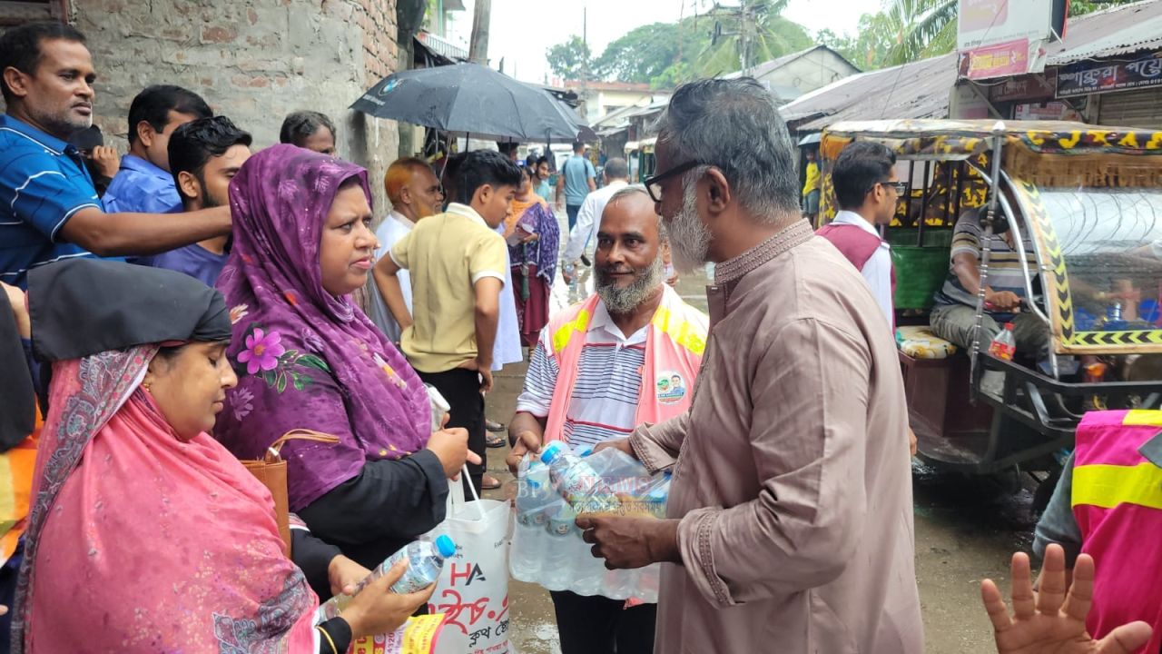 বৃষ্টিতে ভিজে এইচএসসি পরিক্ষার্থী- অবিভাবকদের জন্য টিম খোরশেদের পানি বিতরণ