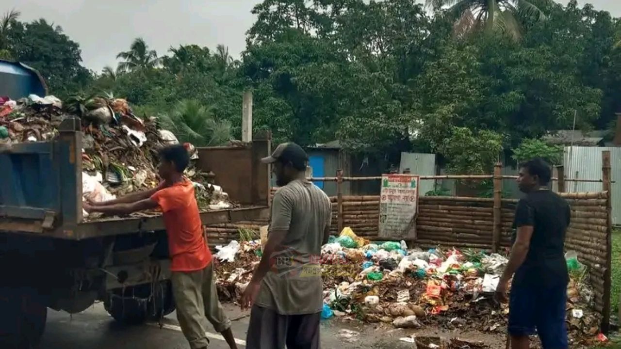 ১০ নম্বর ওয়ার্ডে জমে থাকা বর্জ্য অপসারণে পরিচ্ছন্নতা অভিযান