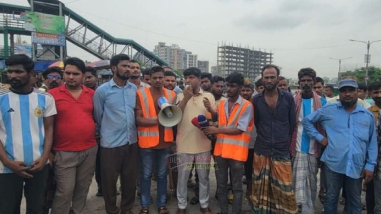 সাইনবোর্ডে কথিত চাঁদাবাজির প্রতিবাদে পরিবহন মালিক-শ্রমিকদের বিক্ষোভ