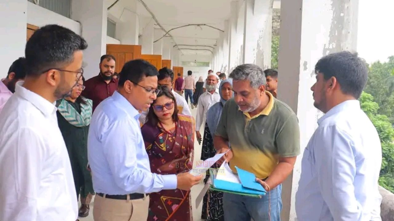 দুর্নীতি-দালালমুক্ত সেবা নিশ্চিতে জেলা প্রশাসকের আকস্মিক পরিদর্শন