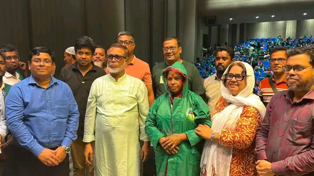 পরিচ্ছন্নকর্মীদের স্বাস্থ্য সুরক্ষায় সাখাওয়াত হোসেন খানের বিশেষ উদ্যোগ