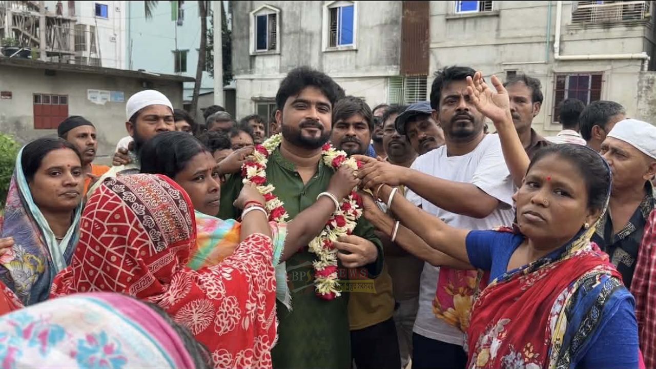 “কাশীপুর ব্রিজের নিচে ময়লা ফেলা বন্ধে এলাকাবাসীর সংবর্ধনা পেলো সোহেল মাহমুদ”