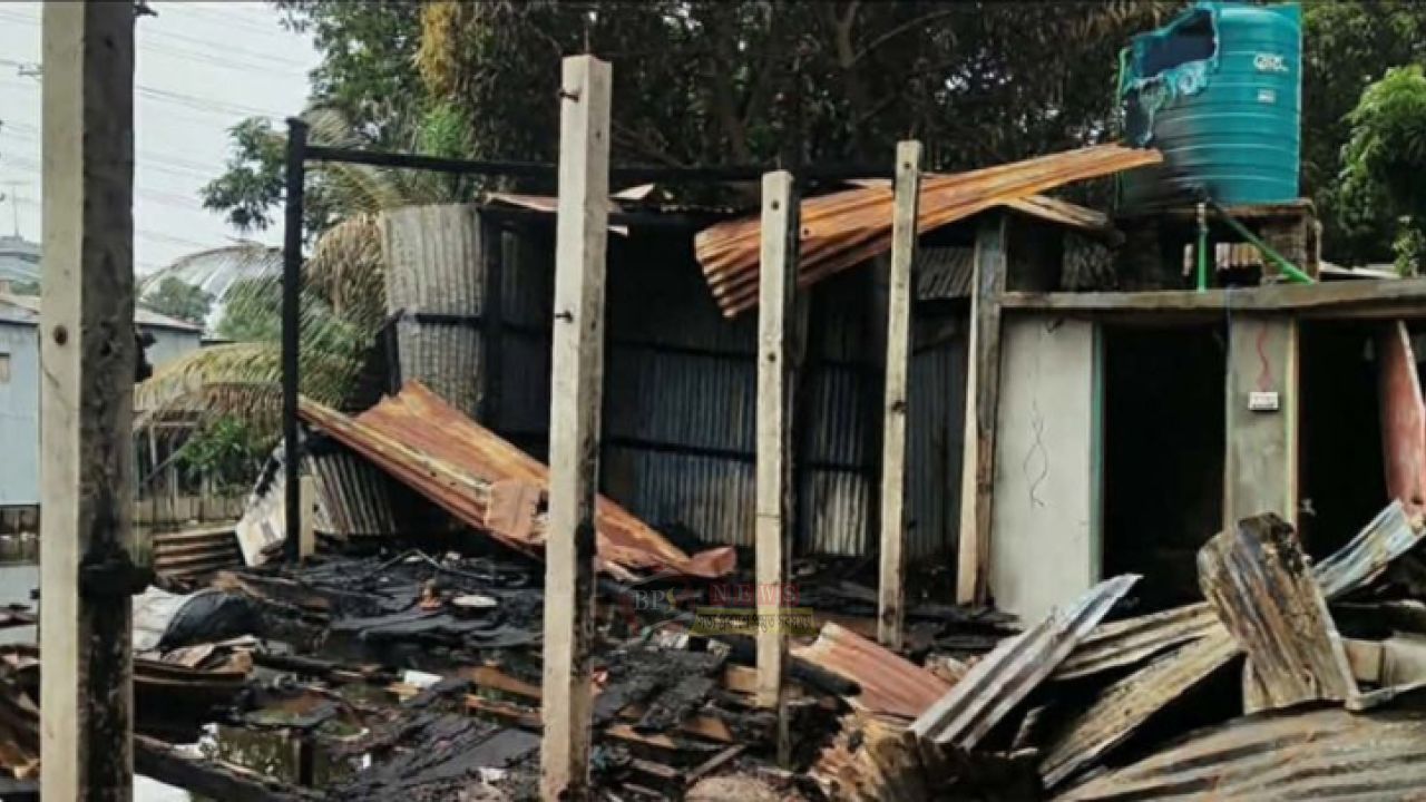 শর্ট সার্কিটের আগুনে বন্দরে বসতবাড়ি পুড়ে ছাই