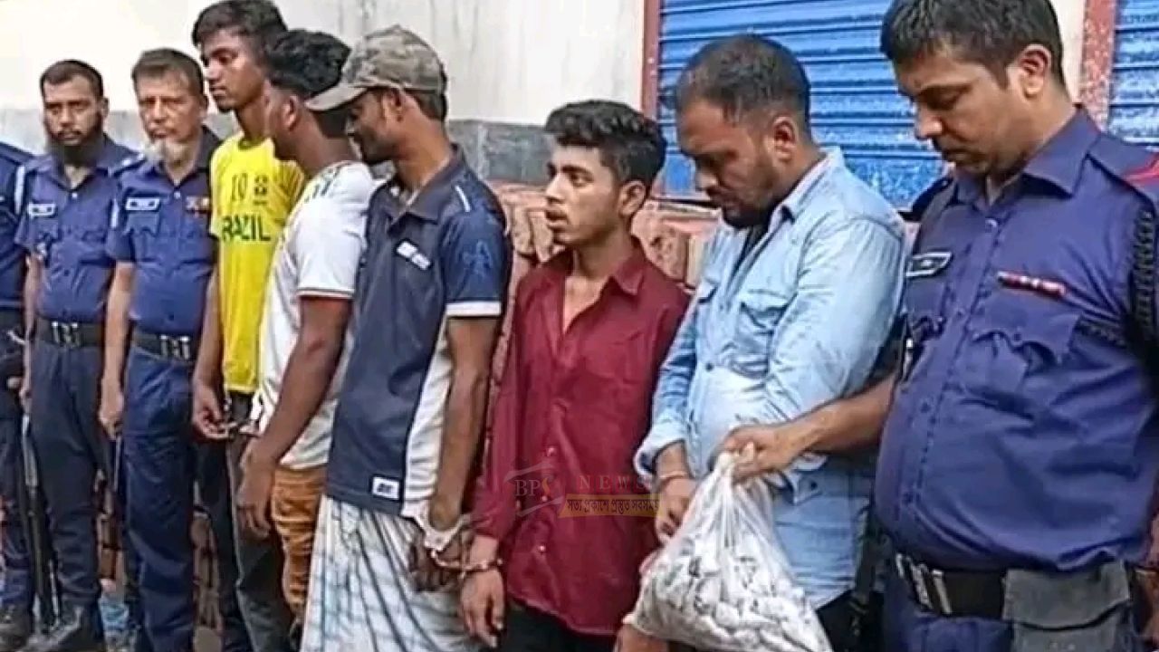 ফতুল্লার দুই এলাকায় যৌথ অভিযান, মাদকসহ আটক ৮