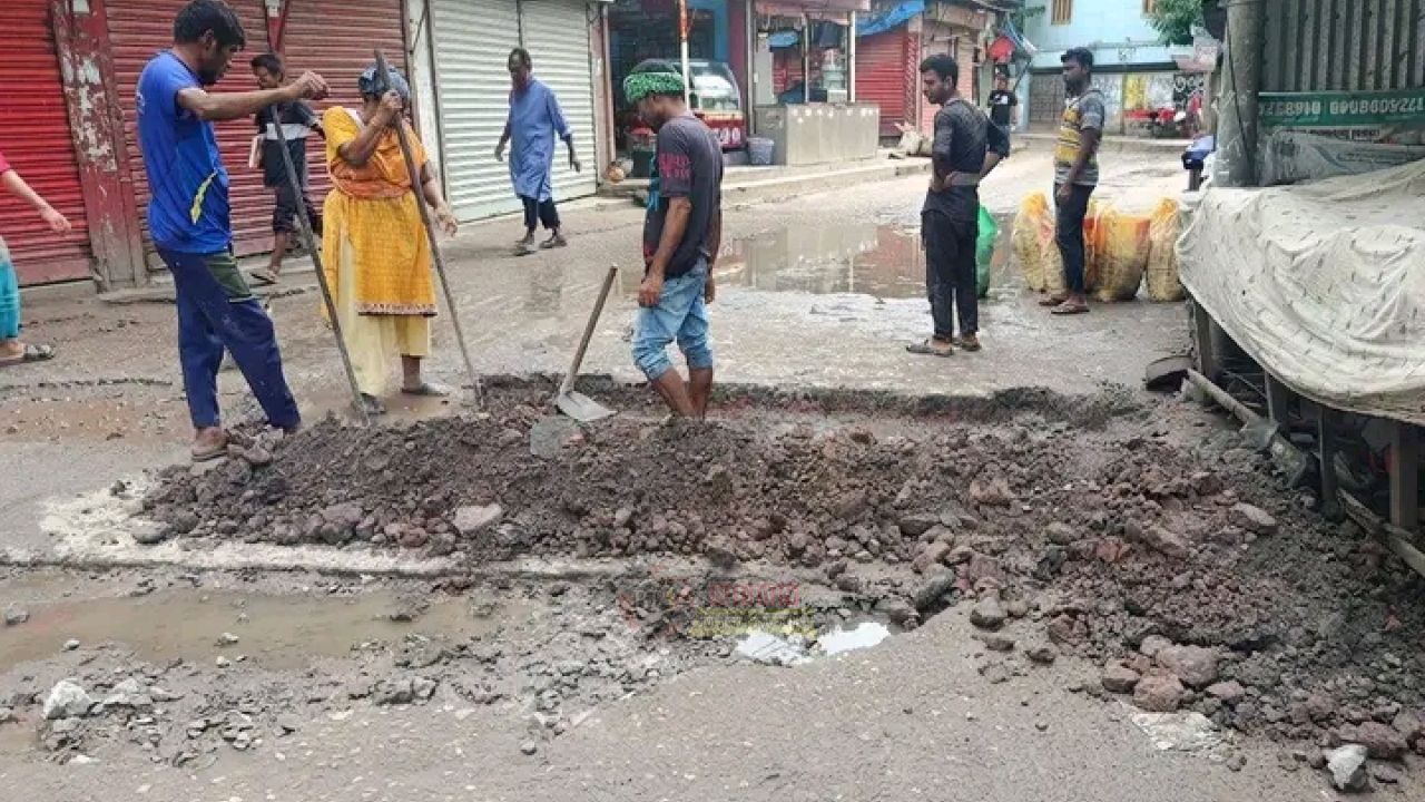 জুবায়ের সরদারের উদ্যোগে ও এমপি আব্দুল্লাহ আল আমিনের অর্থায়নে মাসদাইরে রাস্তা সংস্কার শুরু