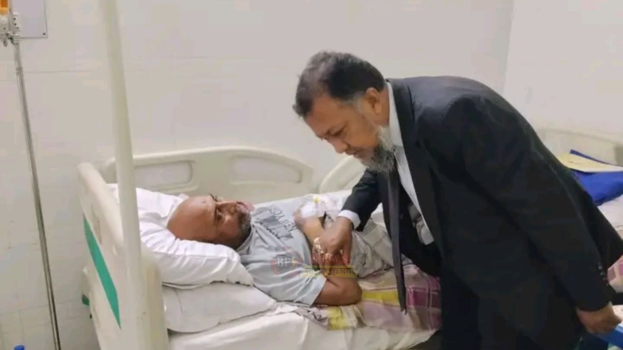 অসুস্থ সাংবাদিক হাফিজুল ইসলাম মিন্টুকে দেখতে হাসপাতালে গেলেন অ্যাডভোকেট আবু আল ইউসুফ খান টিপু