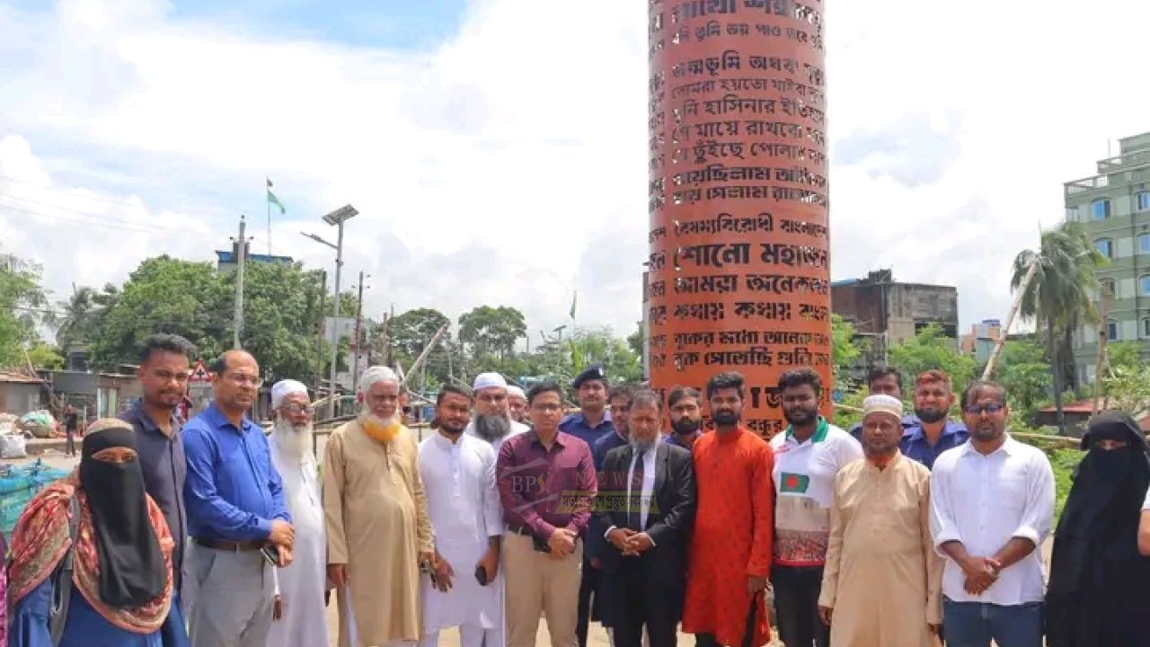 জুলাই স্মৃতিস্তম্ভ পরিদর্শনে জেলা প্রশাসক, সংরক্ষণ ও সৌন্দর্যবর্ধনে নির্দেশনা