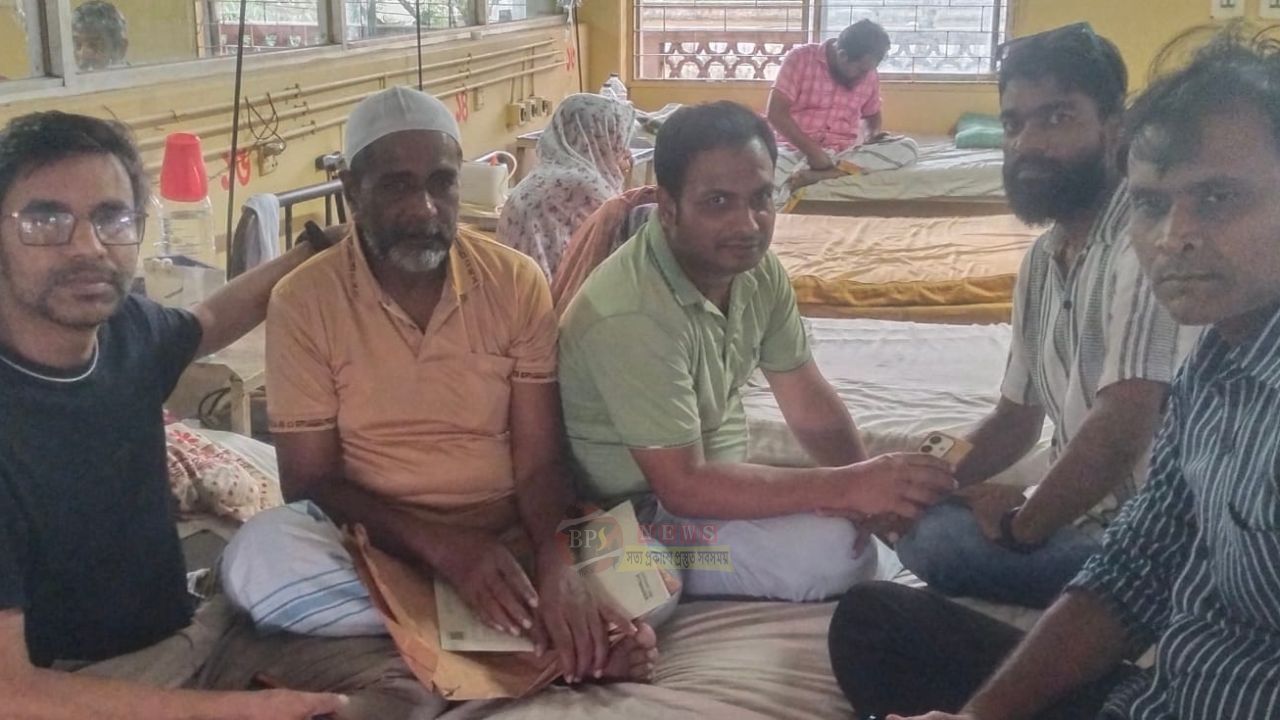 অসুস্থ প্রবীণ ফটোসাংবাদিক আমির হোসেনকে দেখতে হাসপাতালে যুবদল নেতা হুমায়ুন কবির