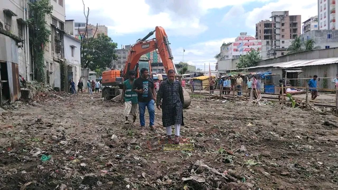 হকার পুনর্বাসনে রেললাইনের পাশের জায়গা পরিদর্শনে এড. টিপু