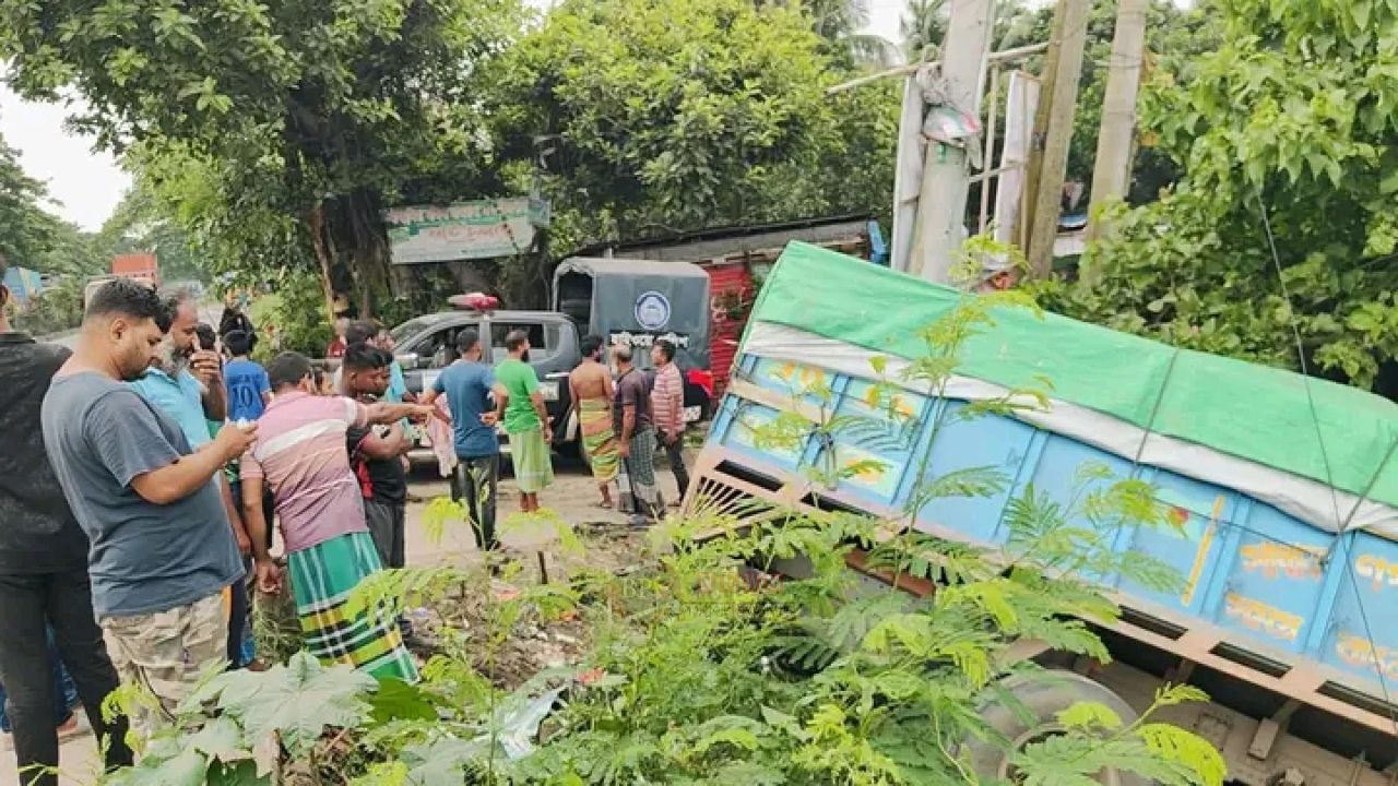 সোনারগাঁয়ে নিয়ন্ত্রণ হারানো ট্রাকের ধাক্কায় অটোরিকশাচালক নিহত, আহত ৪