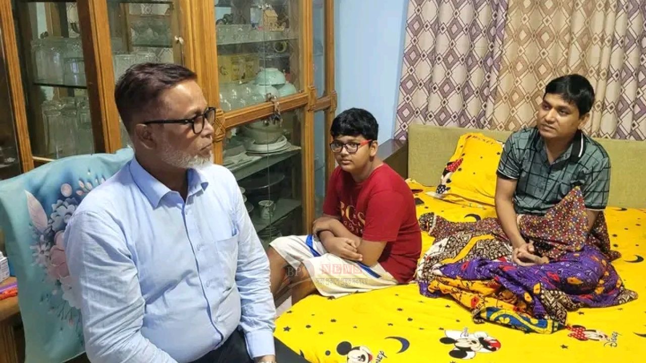 অসুস্থ এডিশনাল পিপি মোজাম্মেল হক শিপলুর পাশে নাসিক প্রশাসক সাখাওয়াত হোসেন