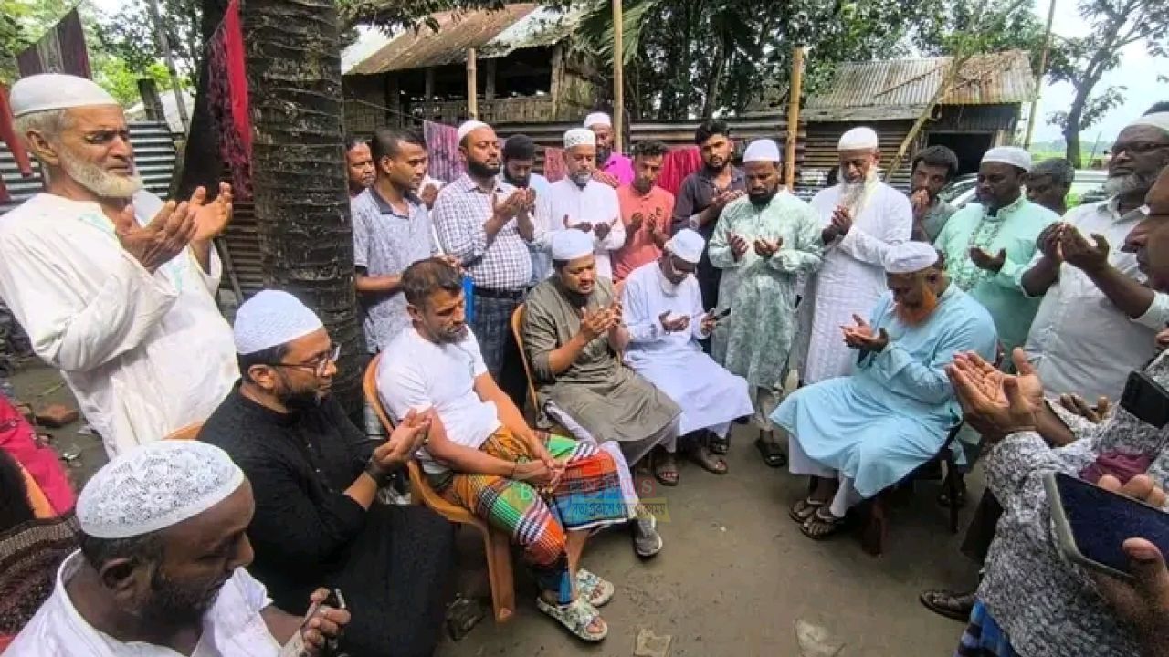 দক্ষিণ আফ্রিকায় নিহত ৫ প্রবাসীর পরিবারের খোঁজ নিতে তাদের বাড়িতে আবদুল জব্বার