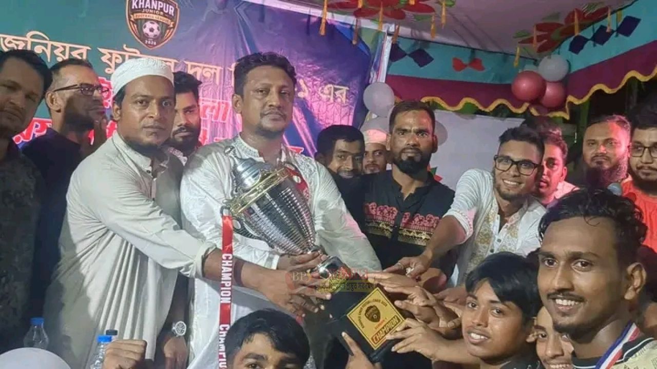 খানপুরে ফুটবল উৎসবের সমাপ্তি, চ্যাম্পিয়নদের হাতে পুরস্কার তুলে দিলেন শা‌হেদ আহমেদ