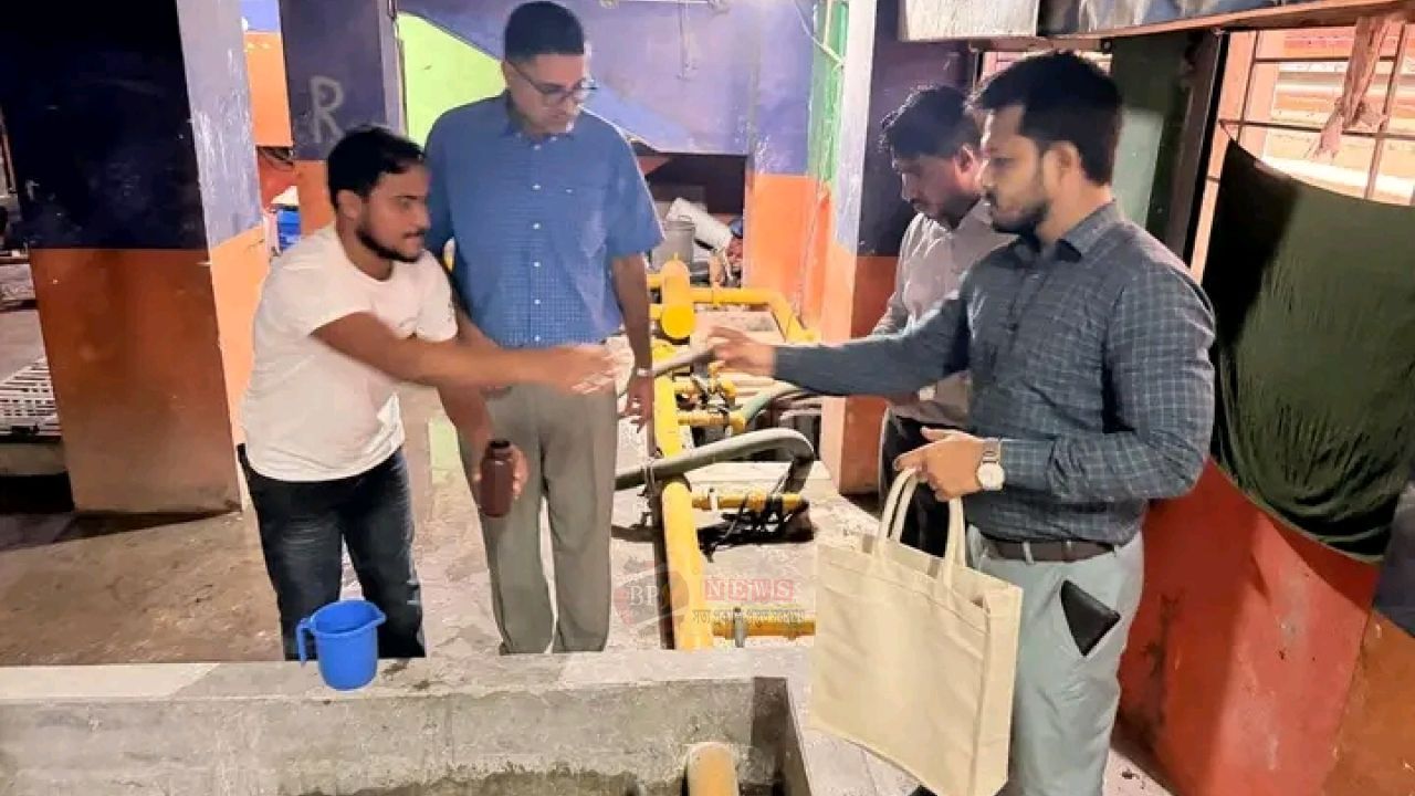 ফতুল্লায় শিল্পকারখানার নমুনা সংগ্রহে পরিবেশ অধিদপ্তরের অভিযান
